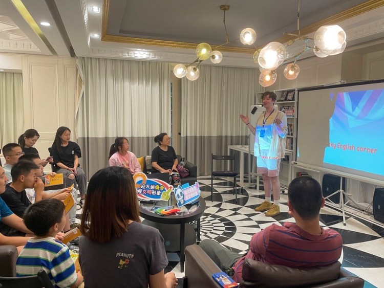 Briton Oliver Jones (2nd R) gives an English class to his neighbors at Tongzilin International Community Center in Chengdu, southwest China's Sichuan Province, July 13, 2023. (Xinhua)