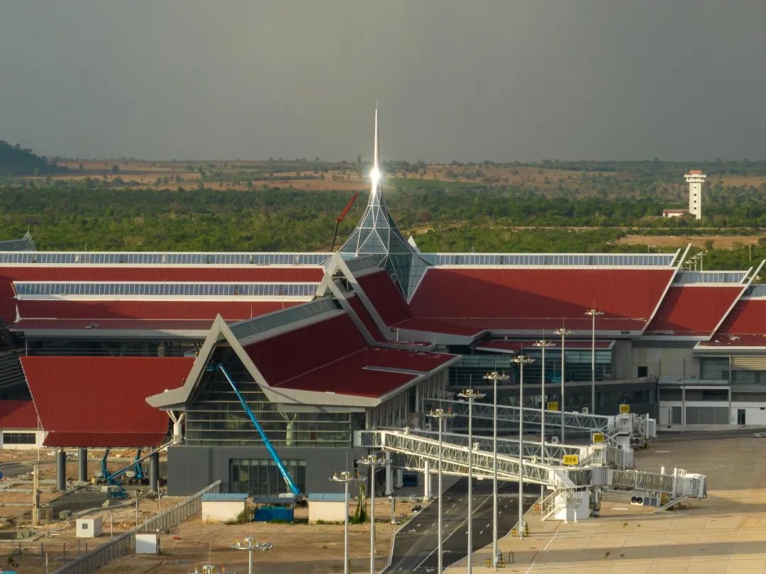 航站樓玻璃尖塔的現(xiàn)代工藝