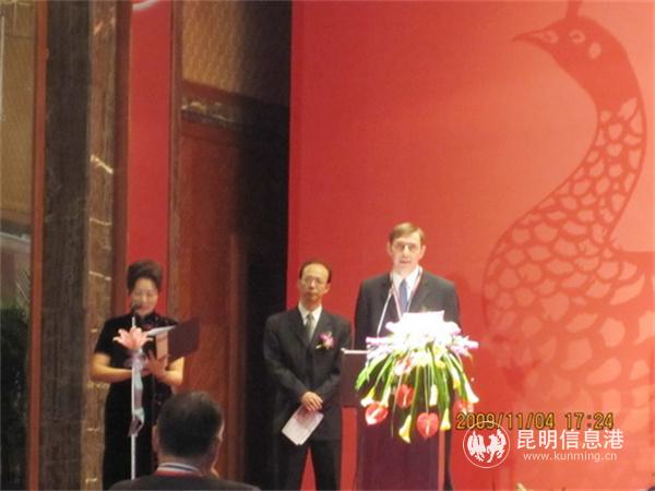 路大衛(wèi)代表“彩云獎(jiǎng)”獲獎(jiǎng)專家在典禮上發(fā)言。圖片來源于云南大學(xué)新聞中心