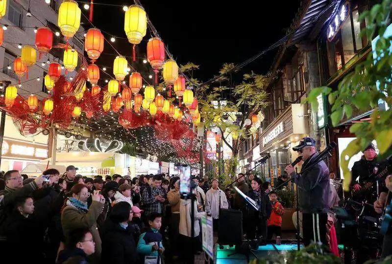 南強(qiáng)集市煙火升騰，人潮涌動(dòng)。(1)