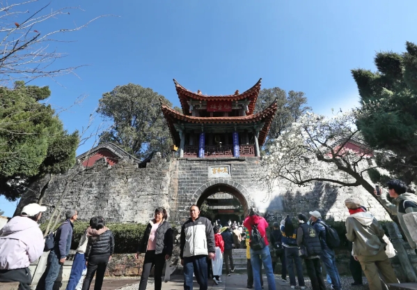 游客在金殿公園游覽。記者黃曉松 攝