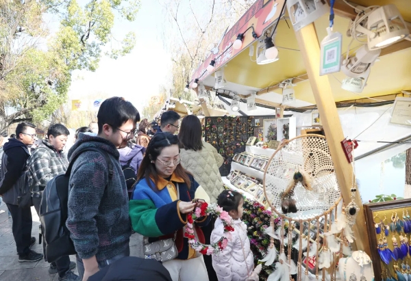 游客在翠湖公園逛非遺集市。黃曉松 攝