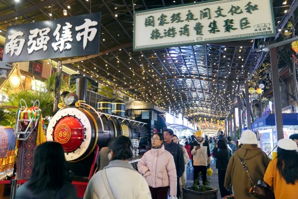 游客在南強(qiáng)街巷觀光游玩。新華社