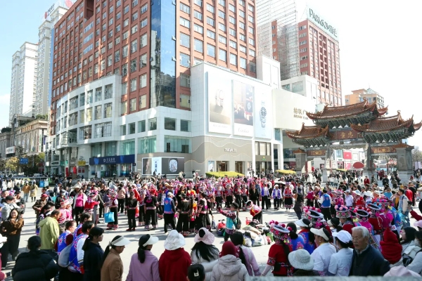 在南屏步行街中心廣場(chǎng)，民族打跳演出精彩紛呈。黃曉松 攝