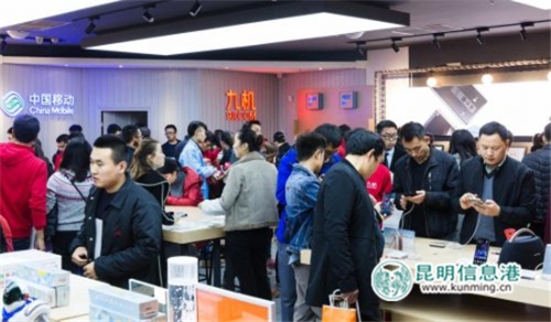 市民在九機(jī)網(wǎng)門(mén)店選購(gòu)手機(jī) 市民在九機(jī)網(wǎng)門(mén)店選購(gòu)手機(jī)