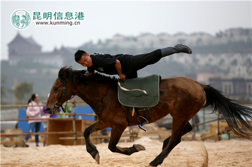 云南首部實(shí)景特效馬術(shù)演藝秀《古滇風(fēng)云》 (2) 云南首部實(shí)景特效馬術(shù)演藝秀《古滇風(fēng)云》 (2)