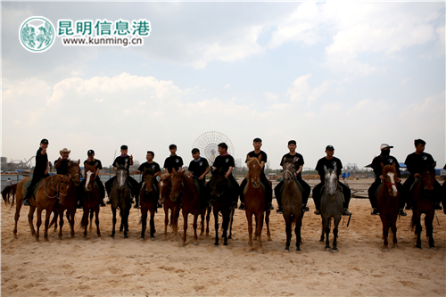 云南首部實(shí)景特效馬術(shù)演藝秀《古滇風(fēng)云》 (3) 云南首部實(shí)景特效馬術(shù)演藝秀《古滇風(fēng)云》 (3)