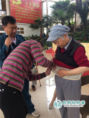 周林頻譜科技有限公司向東川區(qū)貧困戶送出3萬多元保健產(chǎn)品 (1) 周林頻譜科技有限公司向東川區(qū)貧困戶送出3萬多元保健產(chǎn)品 (1)