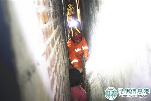 女童被卡墻縫 女童被卡墻縫