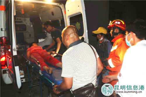 現(xiàn)場120醫(yī)護(hù)人員對女童進(jìn)行救治 現(xiàn)場120醫(yī)護(hù)人員對女童進(jìn)行救治