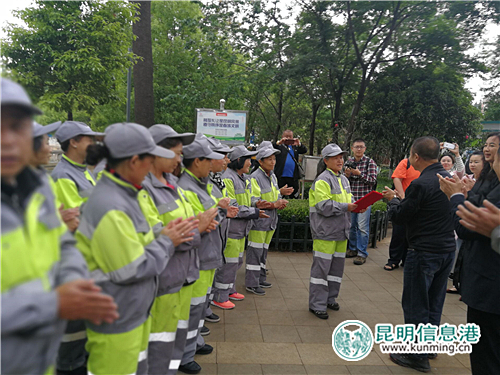 昆明女環(huán)衛(wèi)工開水掃車進(jìn)火場救火 (2)