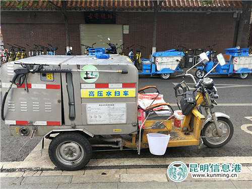 昆明女環(huán)衛(wèi)工開水掃車進(jìn)火場救火 (1)