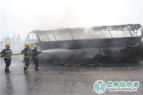 發(fā)生自燃的客車 發(fā)生自燃的客車