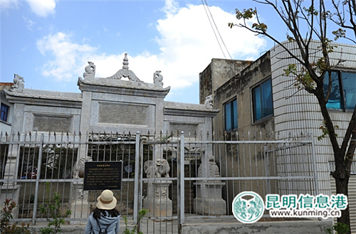 李培蓮墓石牌坊。昆明日?qǐng)?bào) 記者趙偉 攝