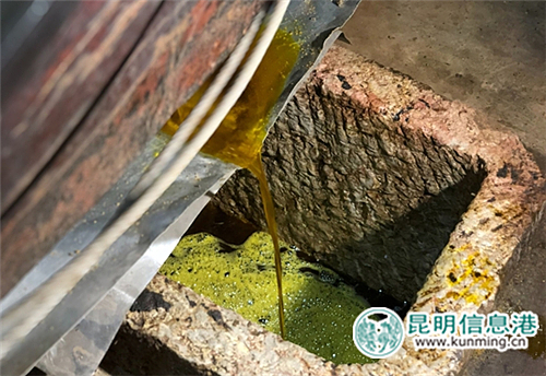 絞盤放石頭擠壓油餅，榨出香油。