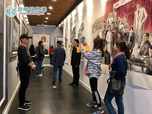 參觀畫展的市民合影留念。記者上官艷君攝