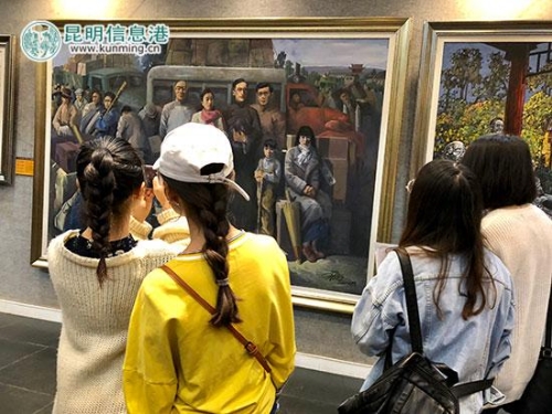 參觀畫展的觀眾合影留念