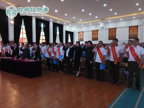 老團(tuán)員重溫入團(tuán)誓詞