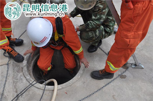 救援官兵下井營(yíng)救被困人員