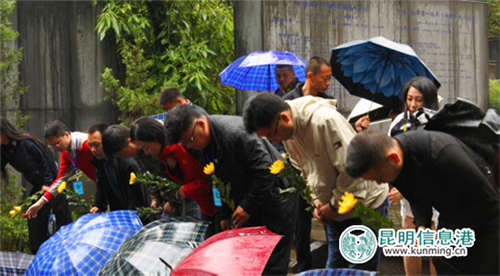 雨中瞻仰墓園 雨中瞻仰墓園