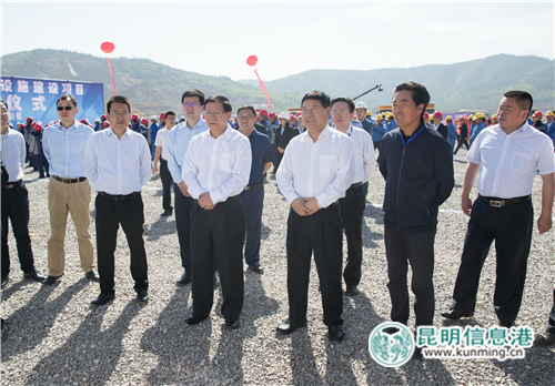 聽取項(xiàng)目情況介紹 通訊員馮靖凱攝 聽取項(xiàng)目情況介紹 通訊員馮靖凱攝