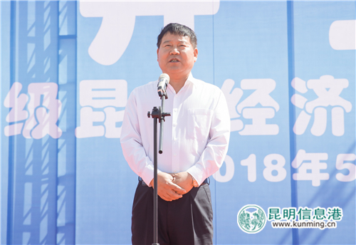 經(jīng)開區(qū)黨工委書記郭子貞宣布項(xiàng)目開工 通訊員馮靖凱攝 經(jīng)開區(qū)黨工委書記郭子貞宣布項(xiàng)目開工 通訊員馮靖凱攝