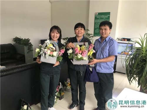 母親節(jié)當(dāng)日收到花籃的駕駛員 母親節(jié)當(dāng)日收到花籃的駕駛員