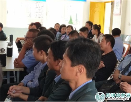 三公司二車隊駕駛員們認(rèn)真學(xué)習(xí)