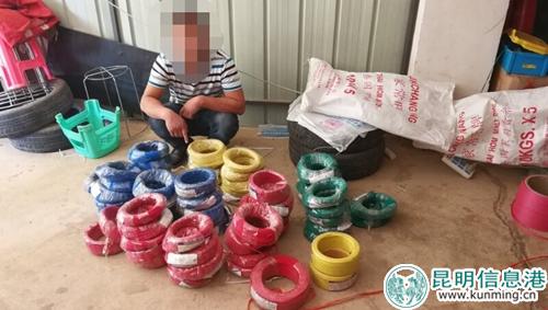 犯罪嫌疑人對查獲的假電纜進(jìn)行指認(rèn)。供圖1