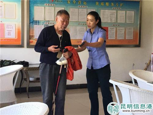 工作人員引領(lǐng)老人等待家屬來接 工作人員引領(lǐng)老人等待家屬來接