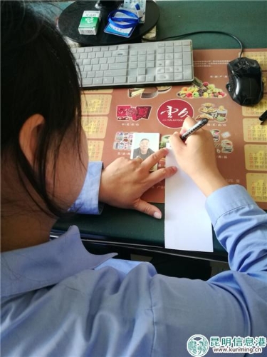 細心的工作人員制作“愛心卡”