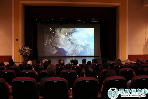 外國(guó)駐華使節(jié)團(tuán)觀看昆明宣傳片。記者甘凌菲攝