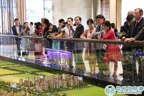 外國(guó)駐華使節(jié)團(tuán)參觀七彩云南古滇文化名城。記者甘凌菲攝