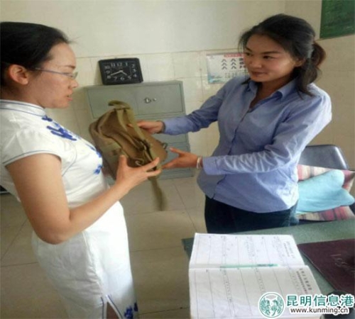 工作人員歸還背包 工作人員歸還背包