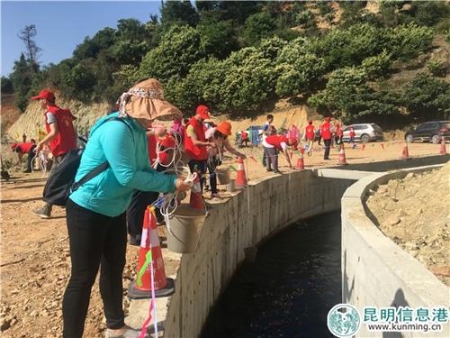 志愿者從當(dāng)?shù)亍坝⑿蹨稀崩锶∷疂矘? alt=