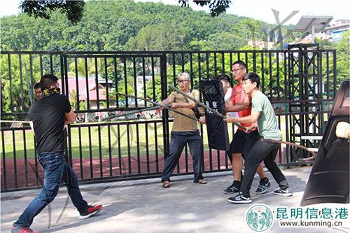 演練現(xiàn)場，保安、教師與“暴徒”對峙