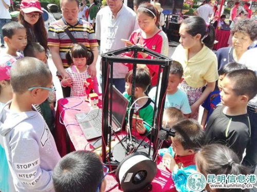 小朋友圍著科普機(jī)器，一探究竟。