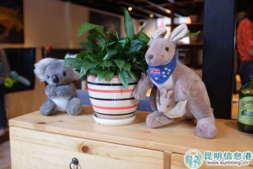 餐廳門口的“袋鼠”和“考拉”。供圖