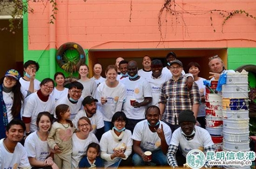 志愿者們在福利院合影留念。供圖