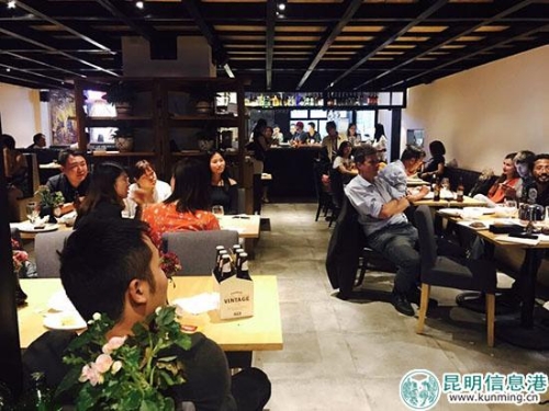 食客們在考拉西餐廳享受美食。供圖