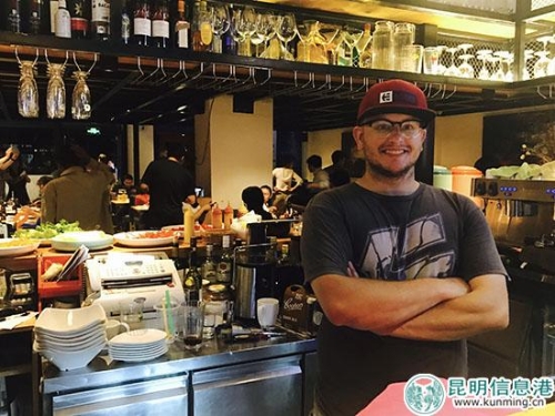 盧巧福站在考拉西餐廳吧臺旁。供圖