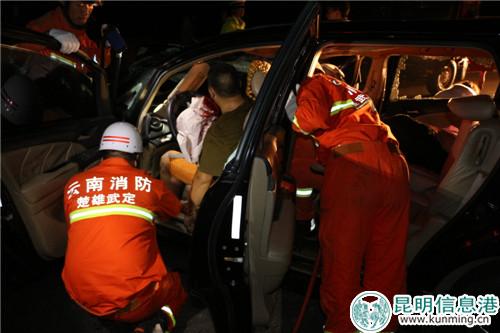 1－消防官兵迅速展開破拆救援。