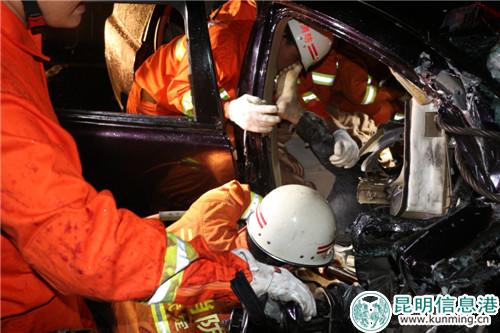 3－消防官兵對變形的車輛駕駛室進行頂撐破拆。