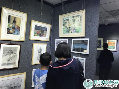 家長帶孩子觀展 記者任驥遠(yuǎn)攝