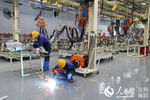 圖為位于貴安新區(qū)高端裝備產(chǎn)業(yè)園區(qū)內(nèi)新特汽車(chē)工人正在車(chē)間忙碌。