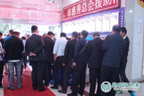 愛(ài)心送考司機(jī)排隊(duì)參與體檢