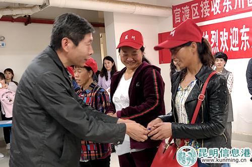 現(xiàn)場發(fā)放廉租房的鑰匙通訊員熊艷琳攝