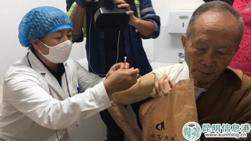 醫(yī)生為吳永富老人接種疫苗。