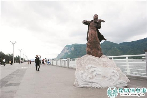 　海埂大壩上新修建的雕塑。記者周密攝
