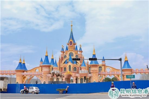 正在建設(shè)當中的藍光歡樂城 記者曹月 攝